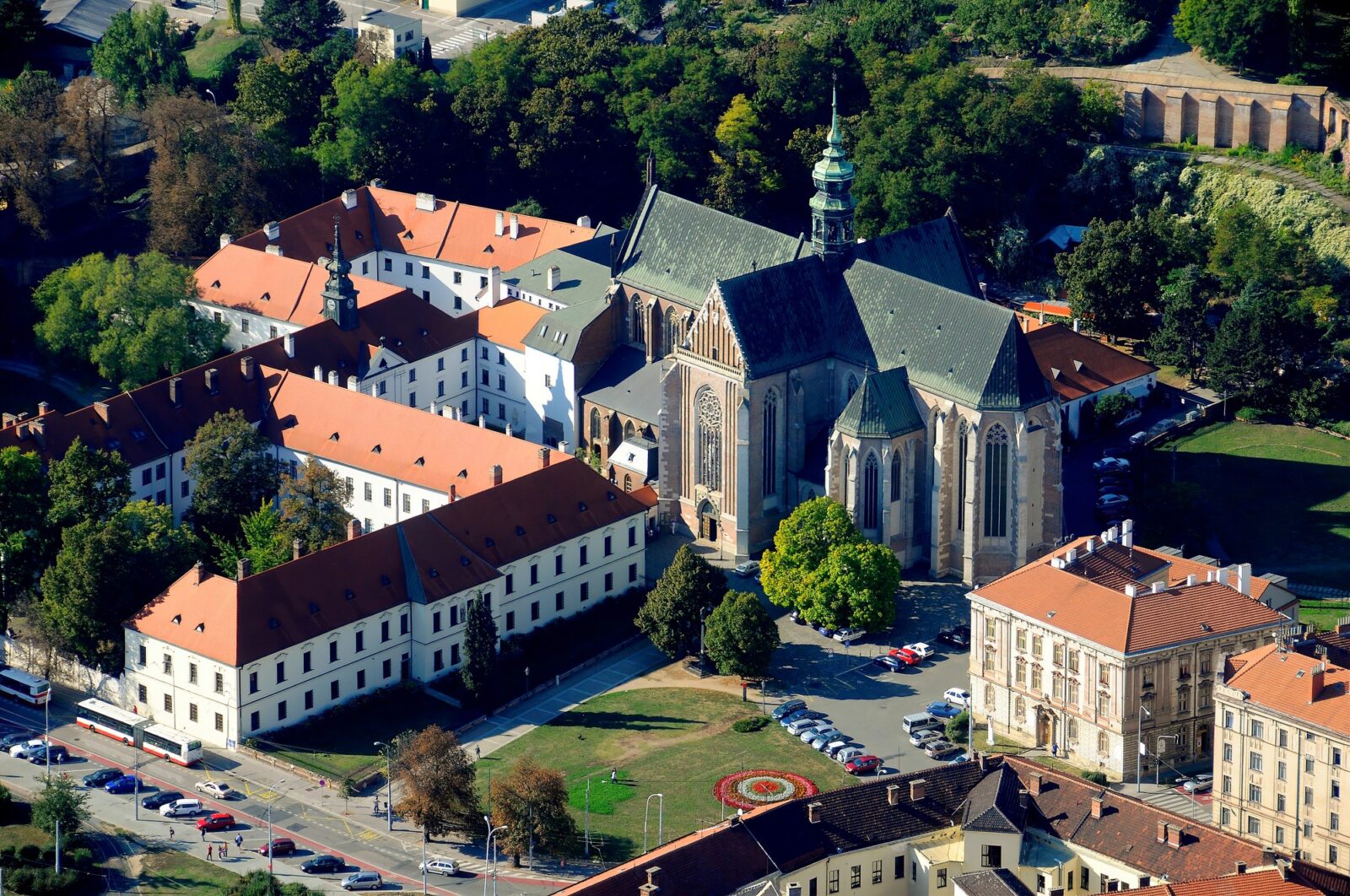 Komentované prohlídky zahrady se včelínem
